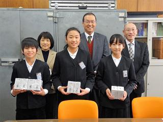 愛媛工場が小学校に教育物品寄贈を実施しました  サステナビリティ 